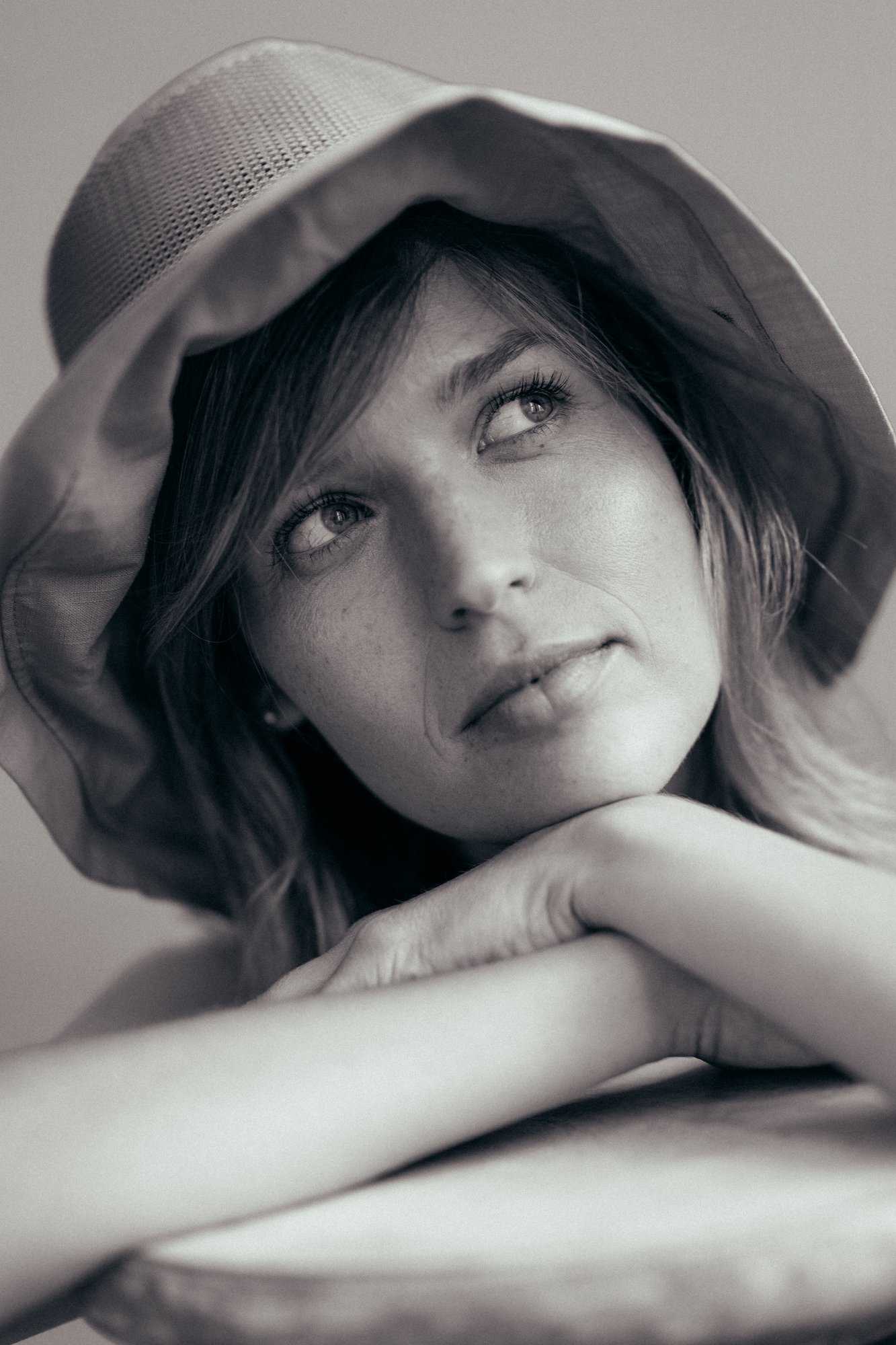 Monika Kaleńska — czarno-biały portret w kapeluszu
