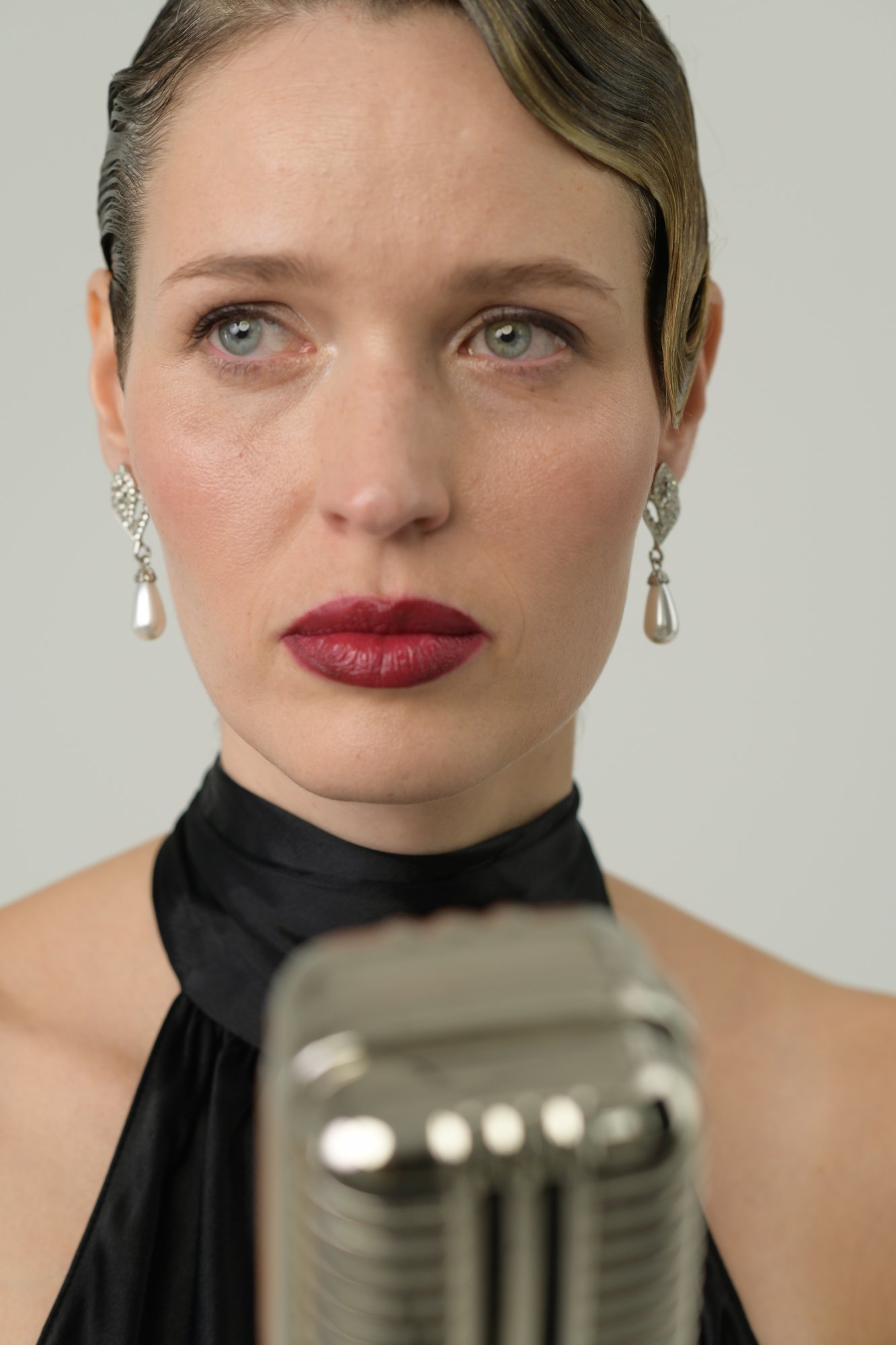 Monika Kaleńska — czerwone usta, portret przy mikrofonie