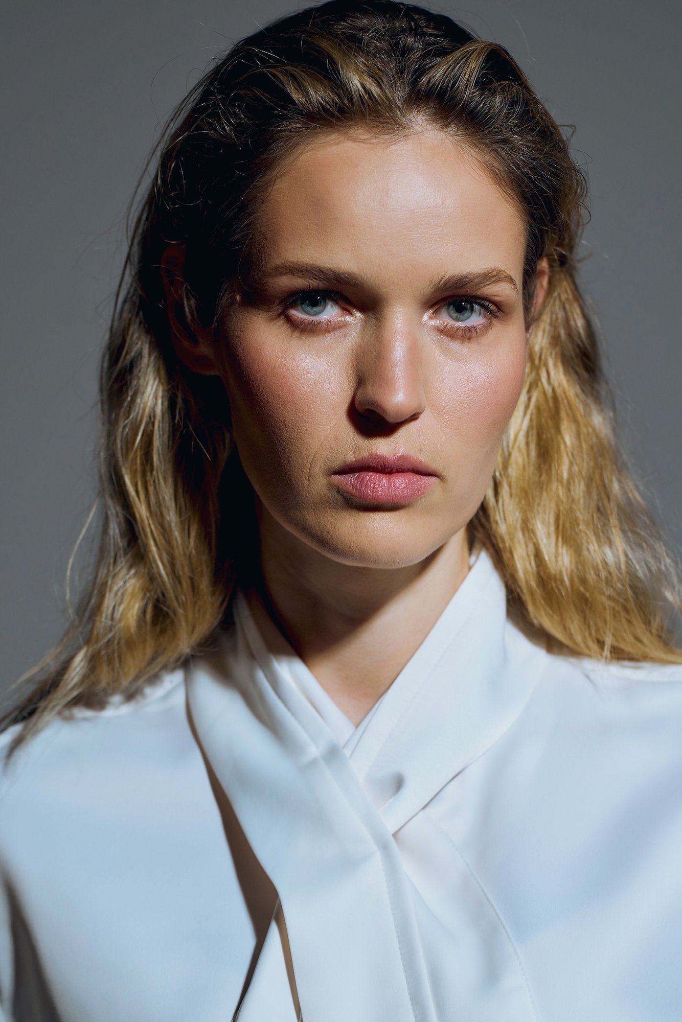 Monika Kaleńska — portret w białej koszuli, spojrzenie w obiektyw (2025)
