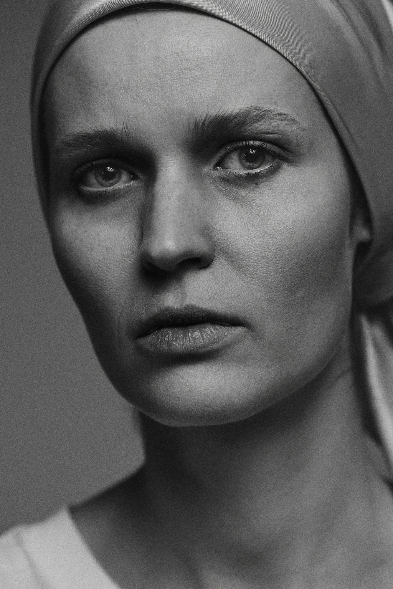 Monika Kaleńska — czarno-biały portret w chuście (2025)