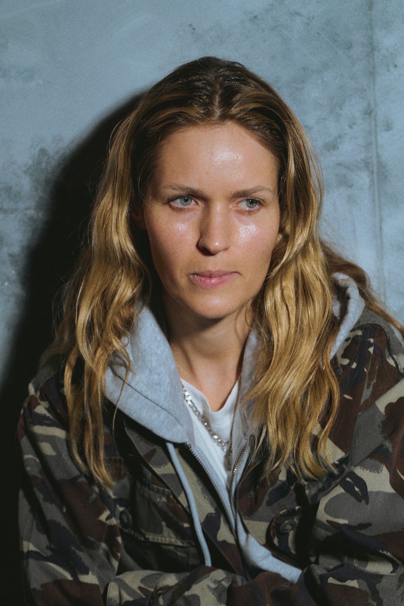 Monika Kaleńska — portret w kurtce moro, swobodna siedząca poza (2025)
