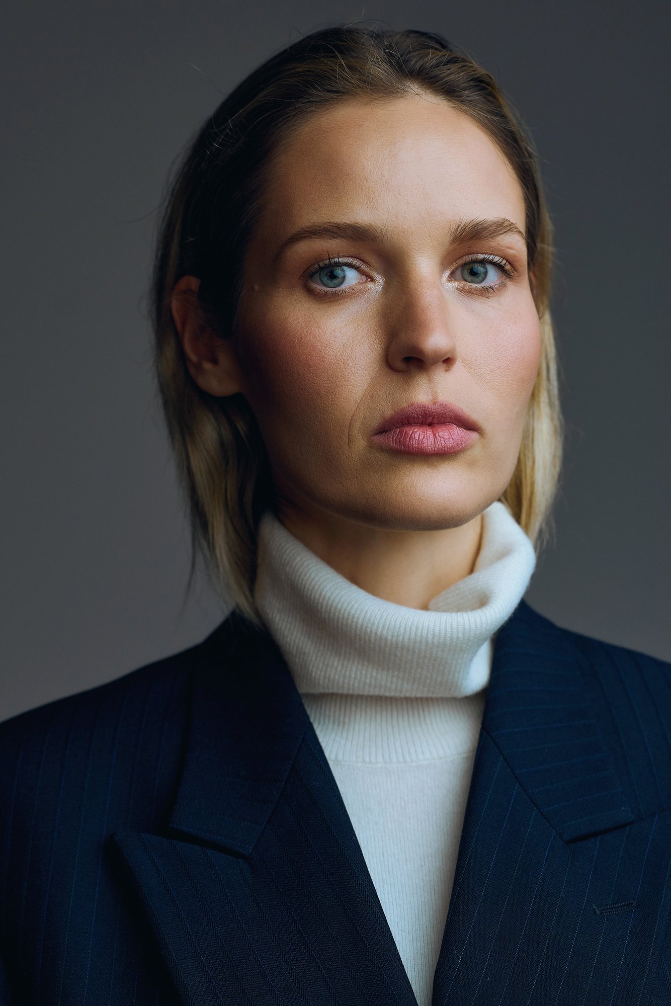Monika Kaleńska — spokojny portret w granatowej marynarce (2025)