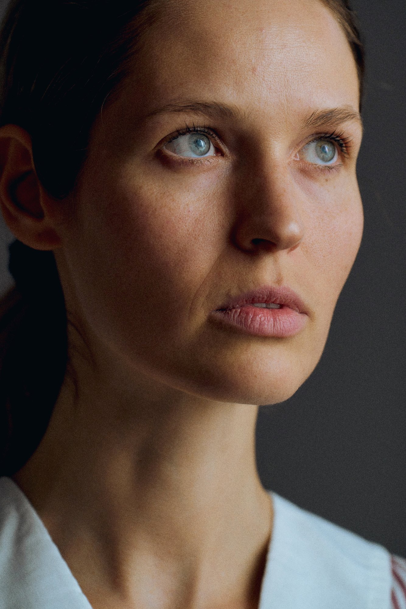 Monika Kaleńska — zbliżenie twarzy w ujęciu trzy czwarte (2025)