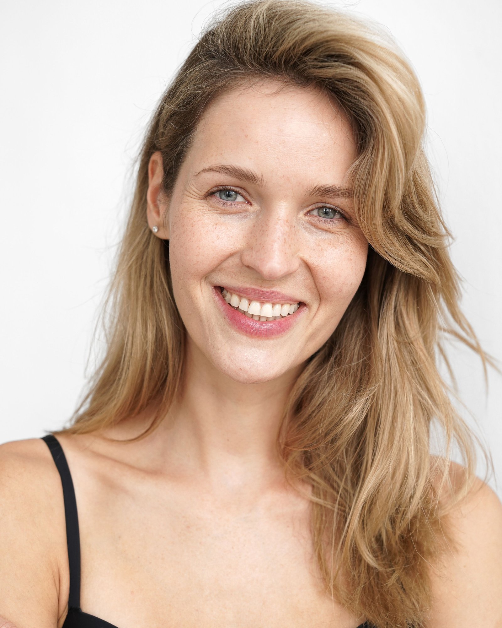 Monika Kaleńska — naturalny uśmiech, rozpuszczone włosy