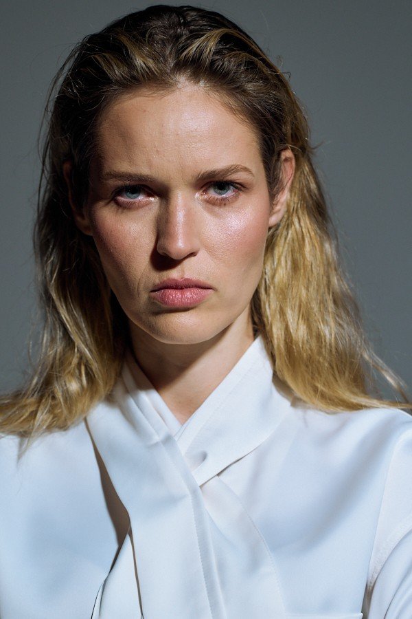 Monika Kaleńska — biała koszula — napięta mimika (2025)