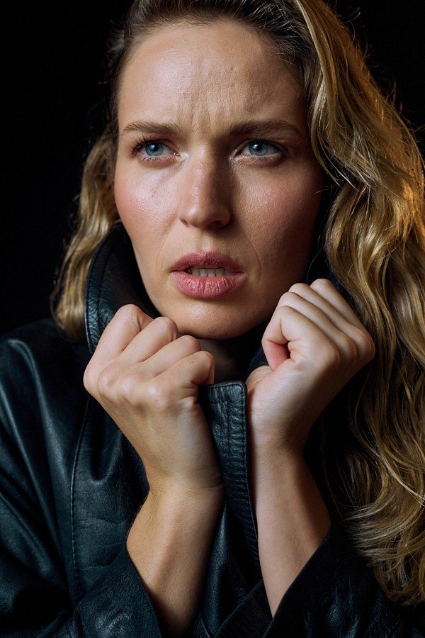 Monika Kaleńska — dłonie przy twarzy — skupienie (2025)