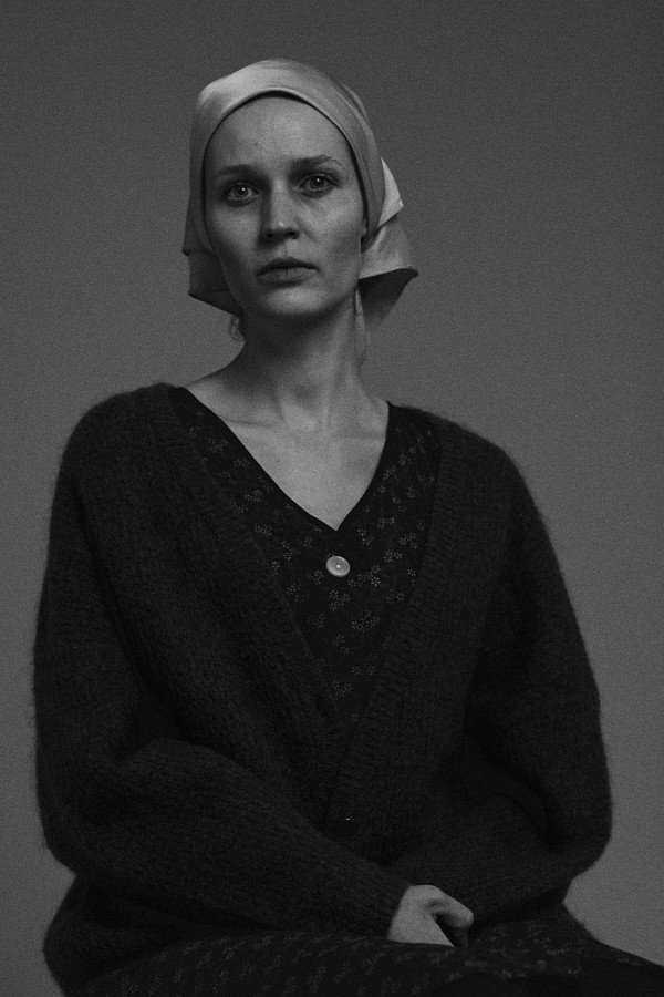 Monika Kaleńska — chusta — zamknięta postawa (2025)