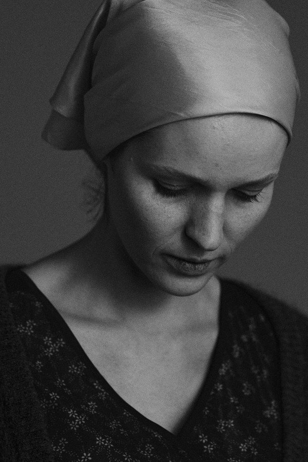 Monika Kaleńska — chusta — spuszczona głowa (2025)