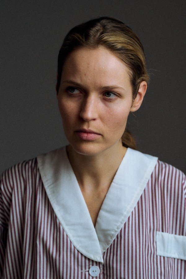 Monika Kaleńska — spojrzenie z boku — ściągnięte brwi (2025)