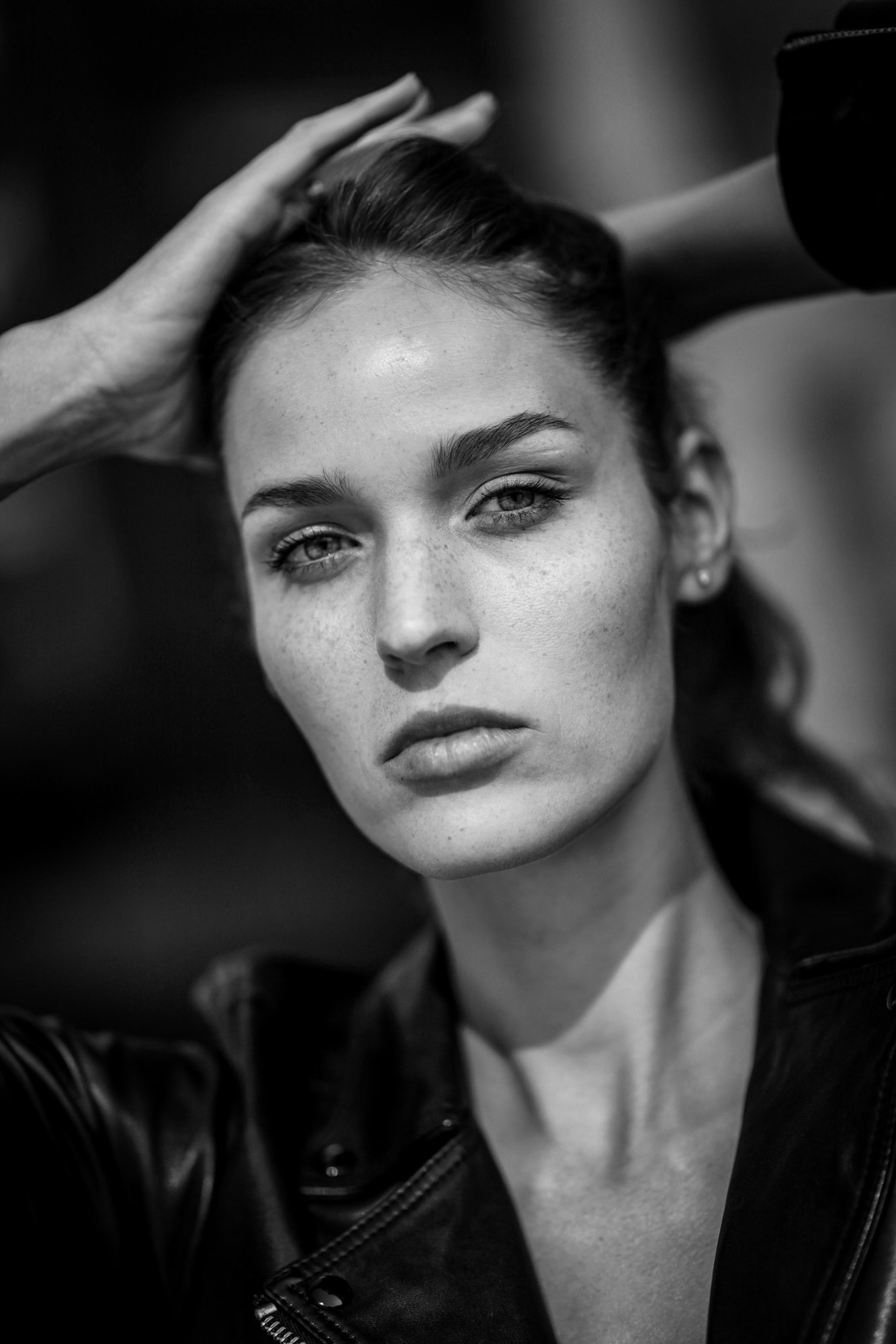 Monika Kaleńska — dłonie nad głową — mocny kontrast (2024)